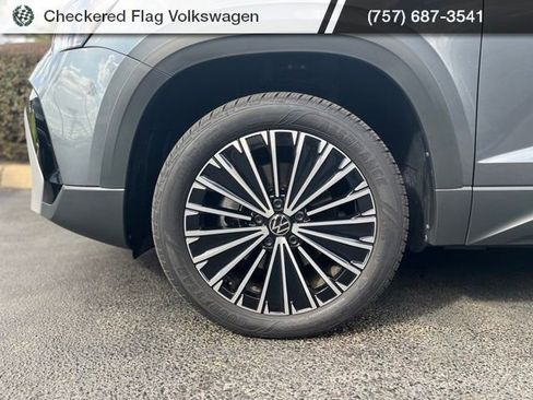 Used 2025 Volkswagen Taos SE image 5