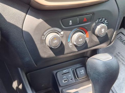 Used 2018 Jeep Cherokee Latitude w/ Altitude Package FWD image 23