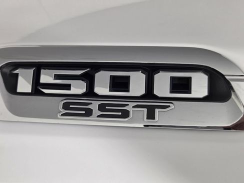 Used 2025 RAM 1500 Laramie AWD/4WD image 9
