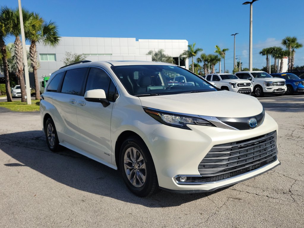 Certified 2021 Toyota Sienna XLE w/ XLE Plus Package FWD image 3