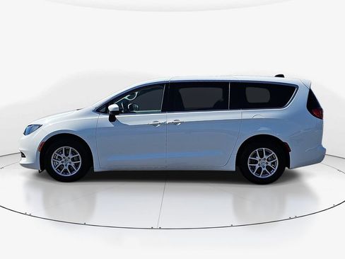 Used 2023 Chrysler Voyager LX FWD image 9