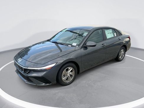 Used 2026 Hyundai Elantra SE FWD image 1