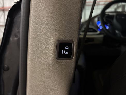 Used 2023 Chrysler Voyager LX image 41