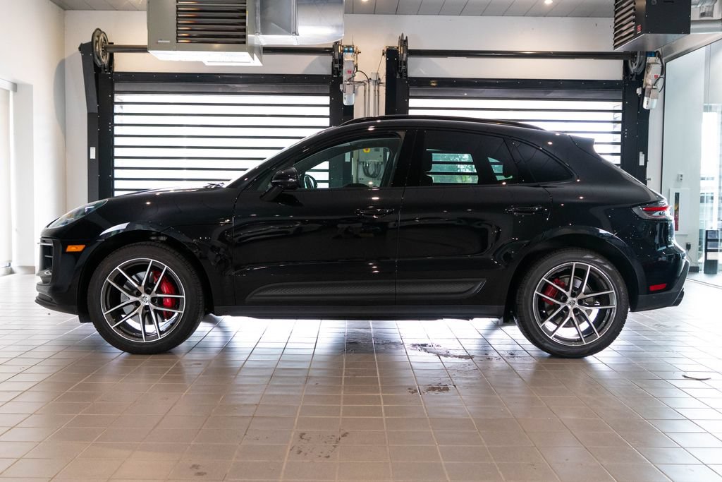 Certified 2024 Porsche Macan S AWD/4WD image 2
