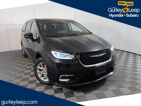 Used 2023 Chrysler Pacifica Touring-L FWD image 1