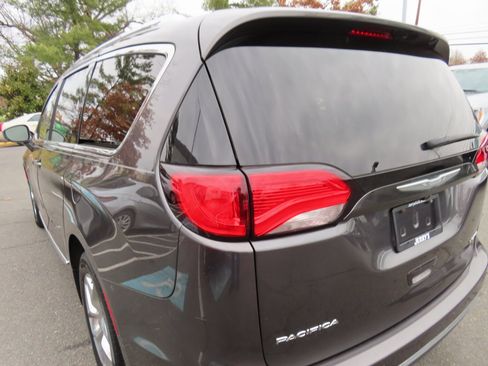 Used 2017 Chrysler Pacifica Limited image 11