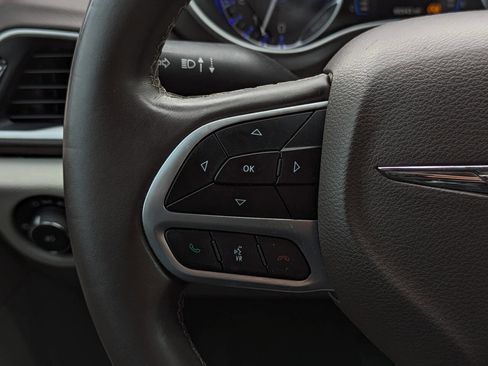 Used 2017 Chrysler Pacifica Touring-L FWD image 24