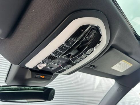 Used 2026 Porsche Macan AWD/4WD image 34