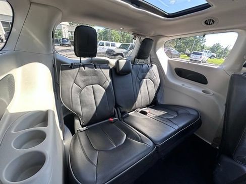 Used 2020 Chrysler Pacifica Limited w/ Advanced Safetytec Group FWD image 30