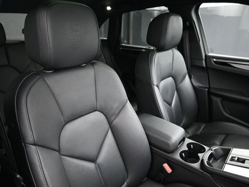 Certified 2025 Porsche Macan image 31
