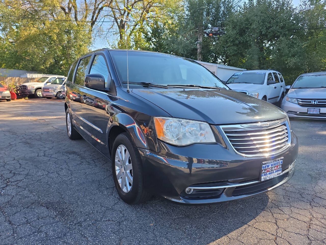Used 2014 Chrysler Town & Country Touring FWD image 5