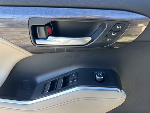 Used 2023 Toyota Highlander Limited image 29