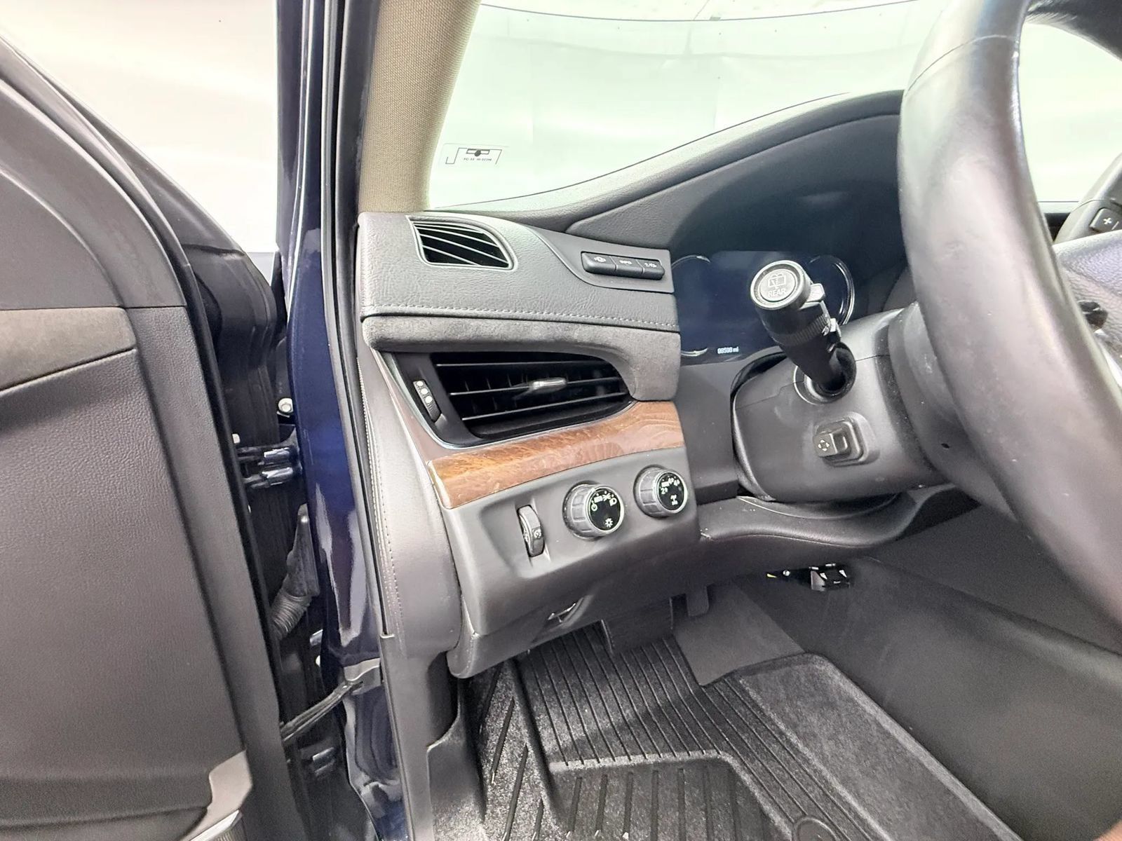 Used 2018 Cadillac Escalade Premium Luxury AWD/4WD image 31