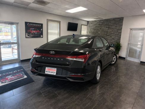 Used 2023 Hyundai Elantra SE FWD image 4