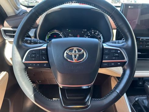 Certified 2021 Toyota Highlander Limited AWD/4WD image 17