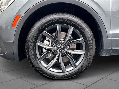 Used 2022 Volkswagen Tiguan SE w/ Panoramic Sunroof Package image 11