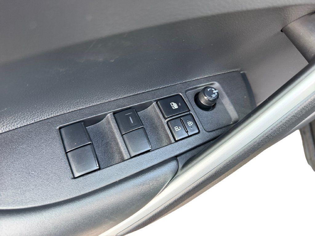 Used 2025 Toyota Corolla Cross LE FWD image 25