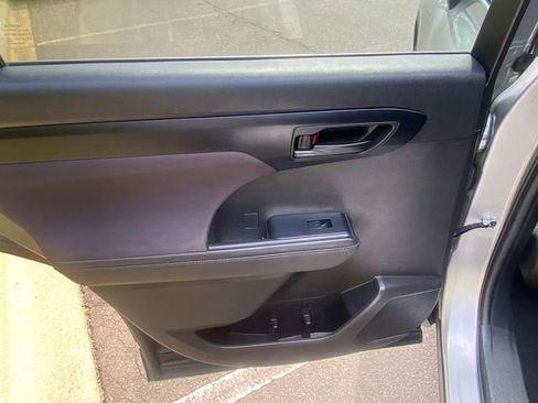 Used 2022 Toyota Highlander L FWD image 11