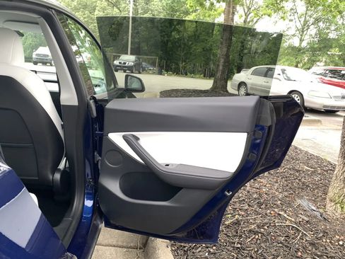 Used 2020 Tesla Model Y Long Range image 19