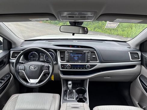 Used 2018 Toyota Highlander Plus AWD/4WD image 17