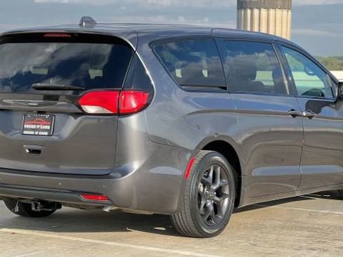 Used 2018 Chrysler Pacifica Touring Plus w/ S Appearance Package image 7