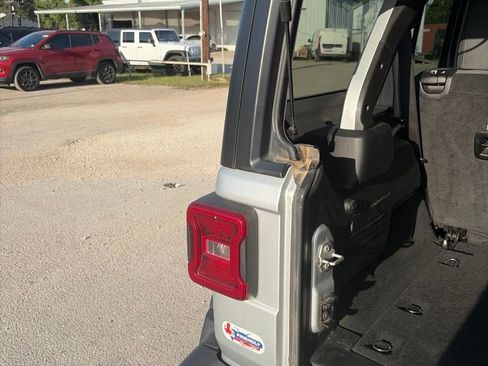 Used 2024 Jeep Wrangler Unlimited Rubicon AWD/4WD image 37
