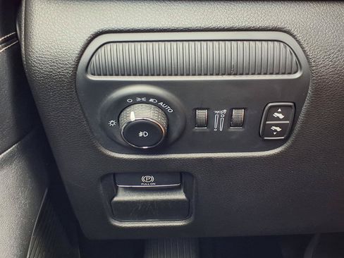 Used 2024 Jeep Wagoneer L Series II RWD image 11