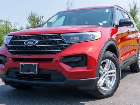 Used 2023 Ford Explorer XLT image 1