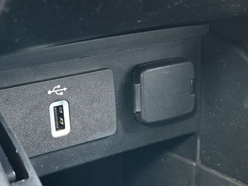 Used 2019 Ford Explorer XLT w/ Equipment Group 202A AWD/4WD image 30