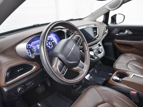 Used 2017 Chrysler Pacifica Limited image 17