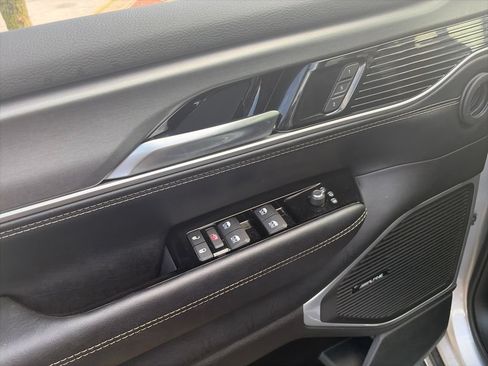 Used 2025 Jeep Wagoneer Series II AWD/4WD image 17