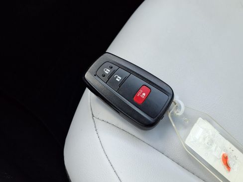 Used 2017 Toyota Prius Four FWD image 17