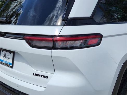 Certified 2025 Jeep Grand Cherokee Limited w/ Black Appearance Package image 8