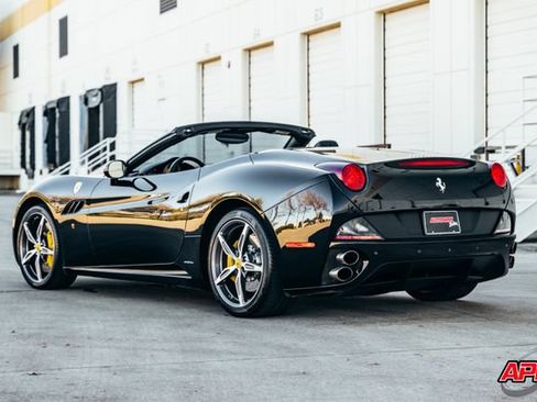 Used 2014 Ferrari California RWD image 10