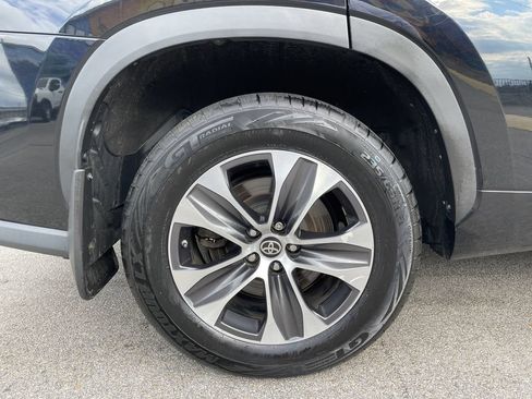 Used 2021 Toyota Highlander XLE AWD/4WD image 14