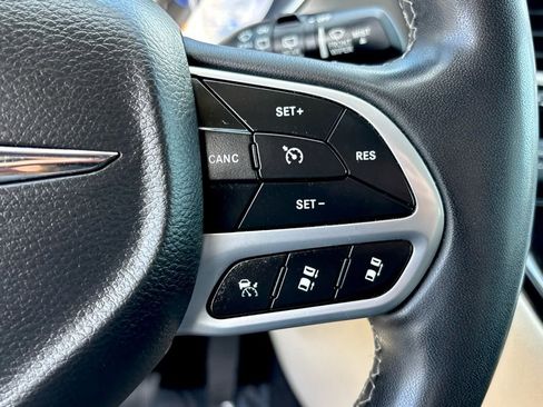 Used 2023 Chrysler Pacifica Touring-L image 15