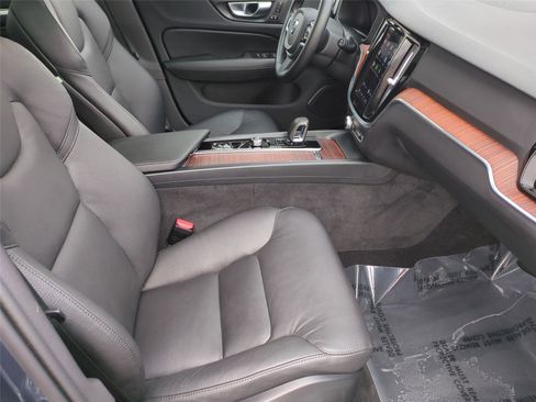 Used 2025 Volvo V60 B5 Cross Country Plus image 21