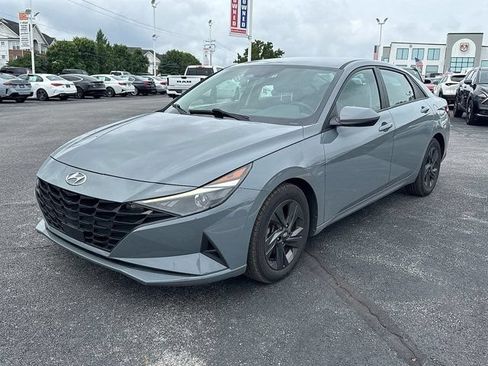 Used 2022 Hyundai Elantra SEL w/ Convenience Package FWD image 3