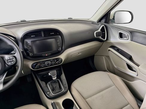 Used 2025 Kia Soul LX w/ LX Technology Package FWD image 25