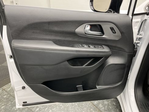 Used 2025 Chrysler Pacifica Select FWD image 7