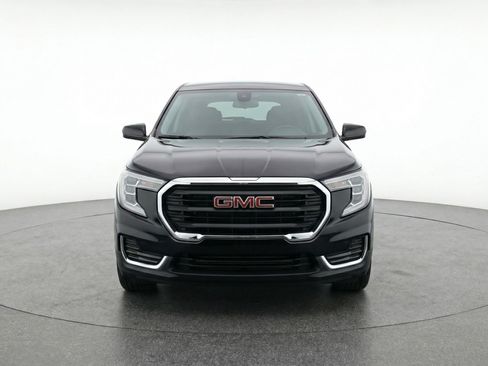 Used 2024 GMC Terrain SLE image 2