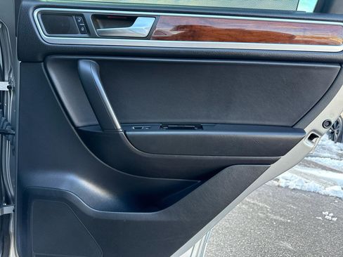 Used 2011 Volkswagen Touareg Hybrid image 27