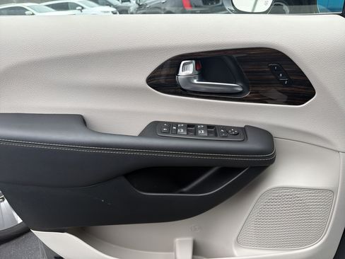 Used 2024 Chrysler Pacifica Limited FWD image 38