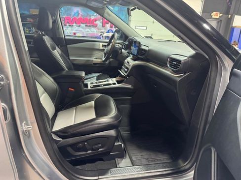 Used 2023 Ford Explorer XLT w/ Equipment Group 202A AWD/4WD image 17