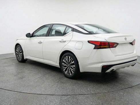 Used 2025 Nissan Altima 2.5 SV FWD image 6