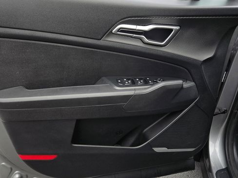 Used 2025 Kia Sportage LX image 9