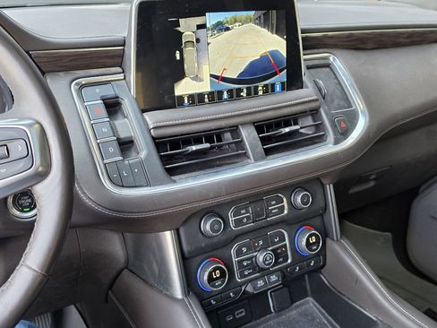 Used 2022 Chevrolet Suburban LT w/ Luxury Package image 5