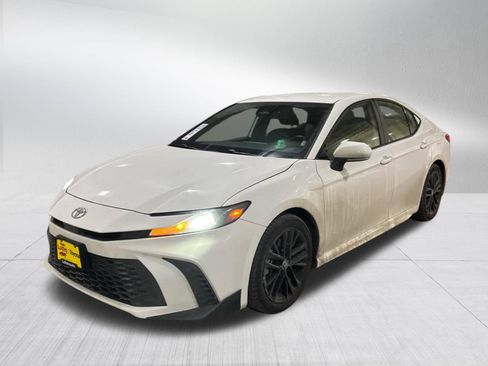 Certified 2025 Toyota Camry SE image 3