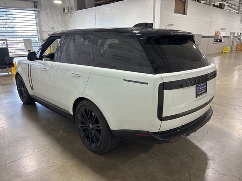 Used 2025 Land Rover Range Rover SE image 3