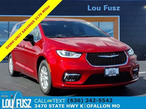 New 2026 Chrysler Pacifica Select image 1